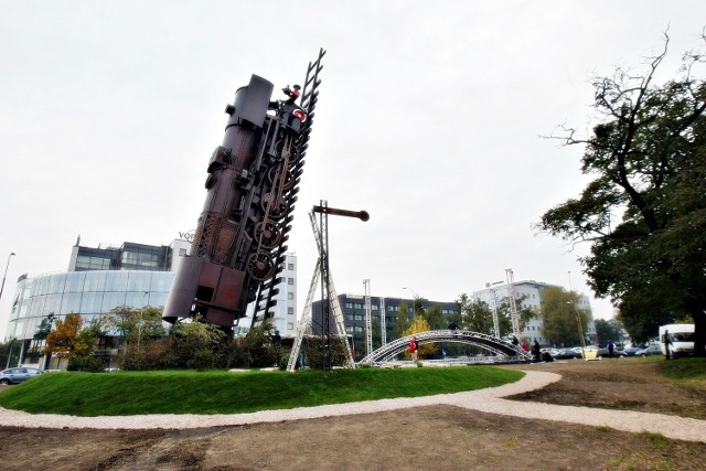 &quot;Pociąg do nieba&quot; na pl. Strzegomskim to najwyższa w Polsce rzeźba miejska