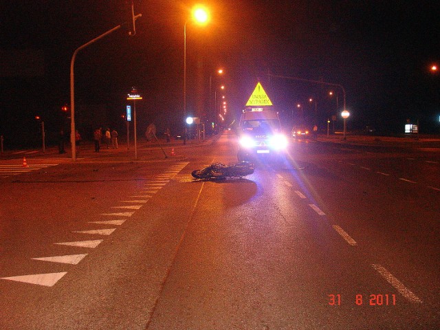 W środę wieczorem na ulicach Łodzi motocyklista potrącił uciekającego złodzieja.