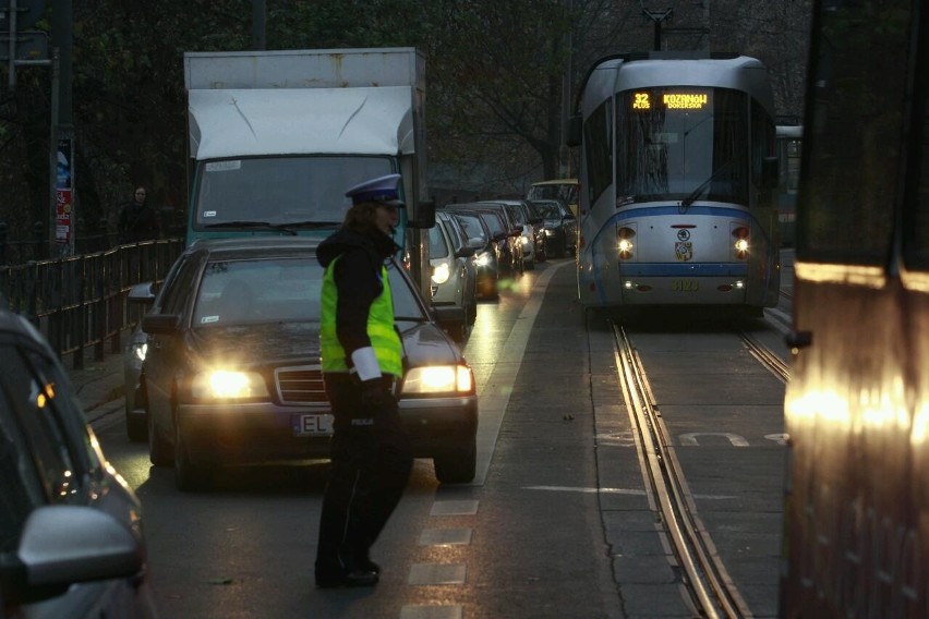 Wypadek na Podwalu: Samochód blokował torowisko. Ogromne korki (ZDJĘCIA)