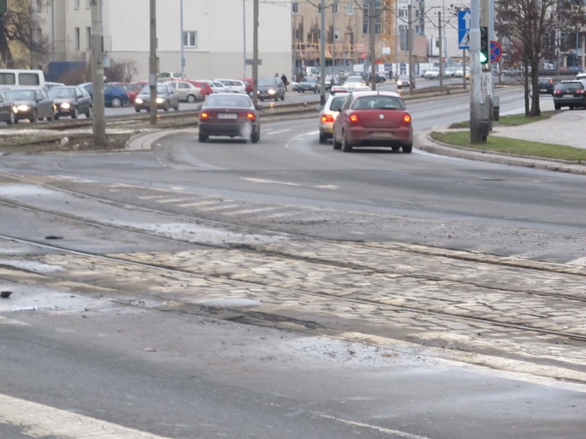 Wrocław: Drogowcy łatają dziury. Na ulicach krajobraz księżycowy