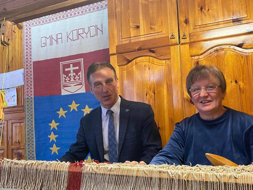 Wyjątkowa tkanina trafiła do urzędu. Ukazuje gminę Korycin i jej przywiązanie do Unii Europejskiej 