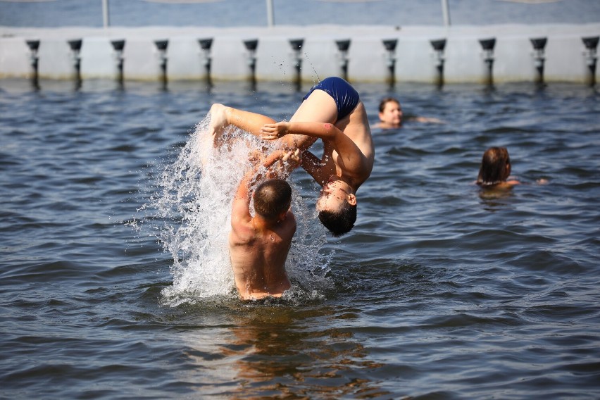 Upał w Piotrkowie, ludzie szukają ochłody na  Słoneczku i Bugaju. ZDJĘCIA