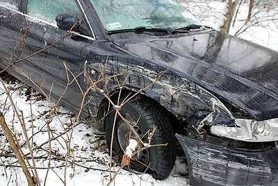 Na drogach ślisko i łatwo o wypadek. Bytomianin zjechał ze skarpy [ZDJĘCIA]