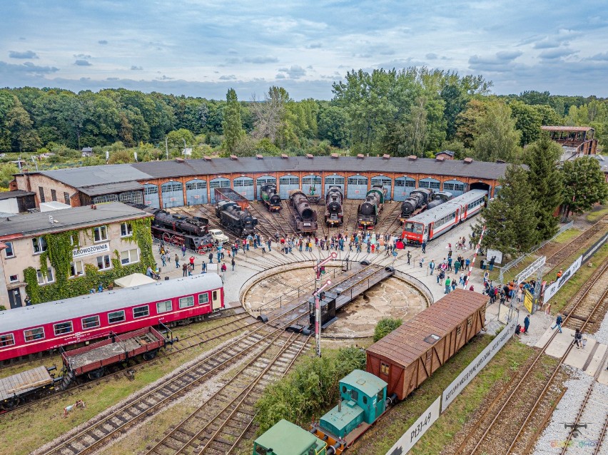 Wakacje w wagonie: bocznica, sznury pociągów i święty spokój. Wagonowe wczasy po sąsiedzku (GALERIA)