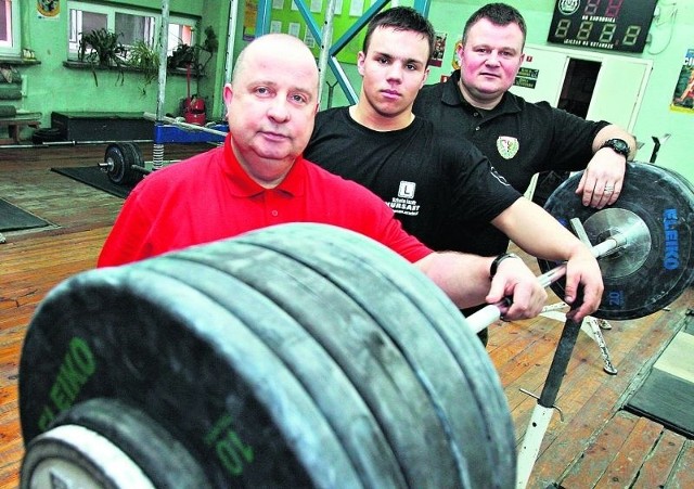 Trener WKS-u Mirosław Chlebosz, mistrz Polski Przemysław Koterba i prezes Mariusz Jędra. Cel? Dźwigać coraz więcej