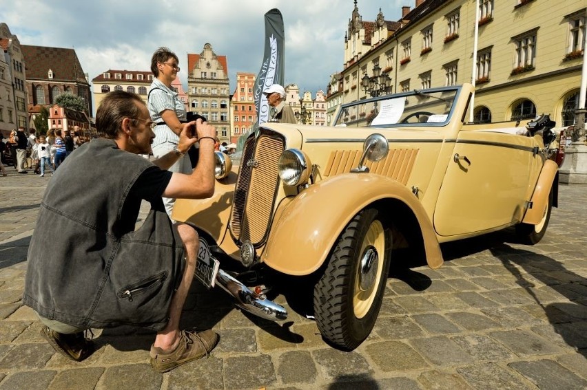 Zabytkowe pojazdy przyjechały na wrocławski Rynek (ZDJĘCIA)