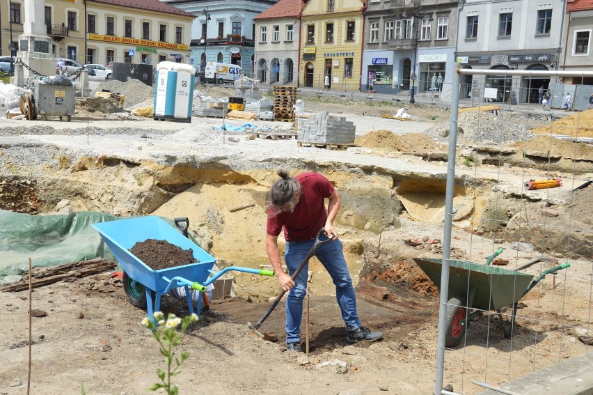 Bochnia. Wznowiono prace archeologiczne w centrum Bochni [ZDJĘCIA]