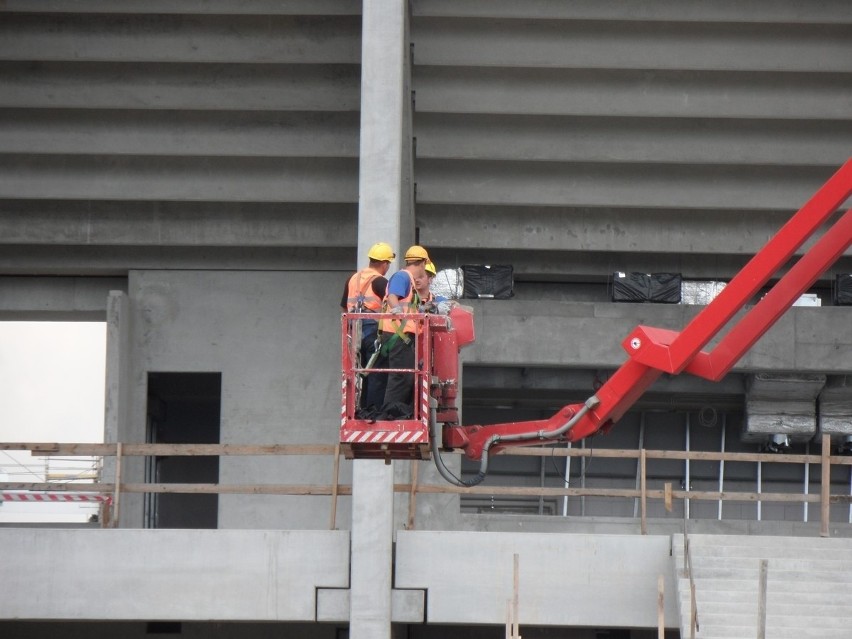 Na Stadionie Śląskim rusza operacja opuszczania konstrukcji linowej [ZDJĘCIA]