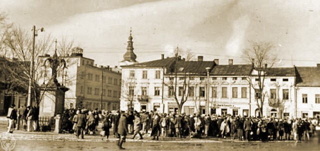 Na www.album.nowytarg.pl zobaczyć można zdjęcia prezentujące stary rynek w mieście