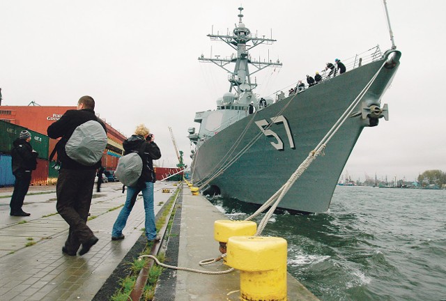 USS "Mitscher" ma 155 m długości i 20 m szerokości. Rozwija prędkość do 31 węzłów