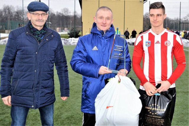 Kapitan Unii Oświęcim, Jakub Jończyk (w środku) z Pucharem Prezydenta wręczonym przez Andrzeja Bojarskiego (z lewej). Z prawej kapitan Soły Oświęcim - Adrian Wójcik.
