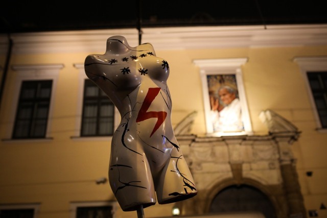 Protest Kobiet pod oknem papieskim