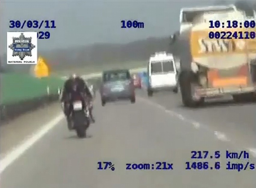 Autostrada A4: Motocyklista pędził 235 km/h (FILM)