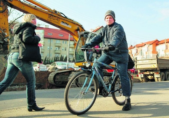 - Nowy chodnik przy Maślickiej przyda się pieszym i rowerzystom - twierdzi Ryszard Kardasz