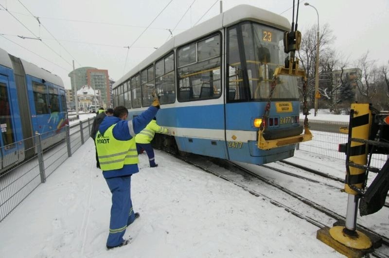 Wrocław: Tysiące ludzi nie dojechały do pracy, bo wykoleił się tramwaj (LIST, ZDJĘCIA)