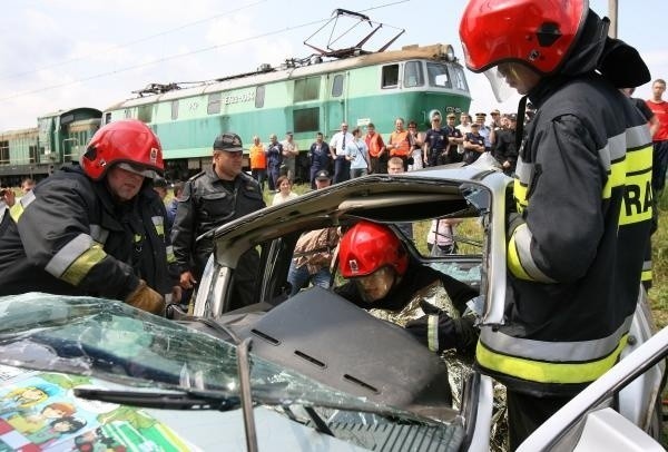 Powiat nowotarski: pociąg staranował auto w Skawie