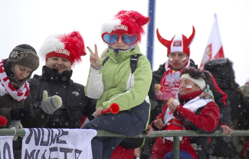 Skoki w Zakopanem: kibice Małysza przeszli ulicami miasta (ZDJĘCIA)