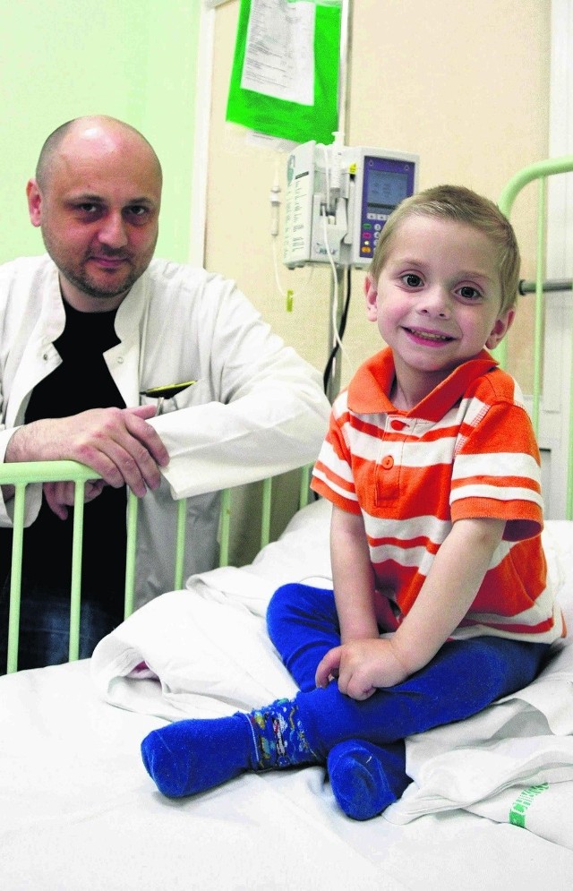 Dr Mariusz Sroka ze swoim małym pacjentem, Kamilkiem