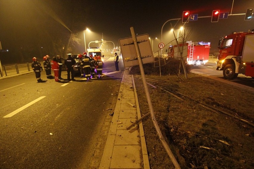 Wypadek na Strzegomskiej - renault wpadło w poślizg na pustej drodze (ZDJĘCIA)