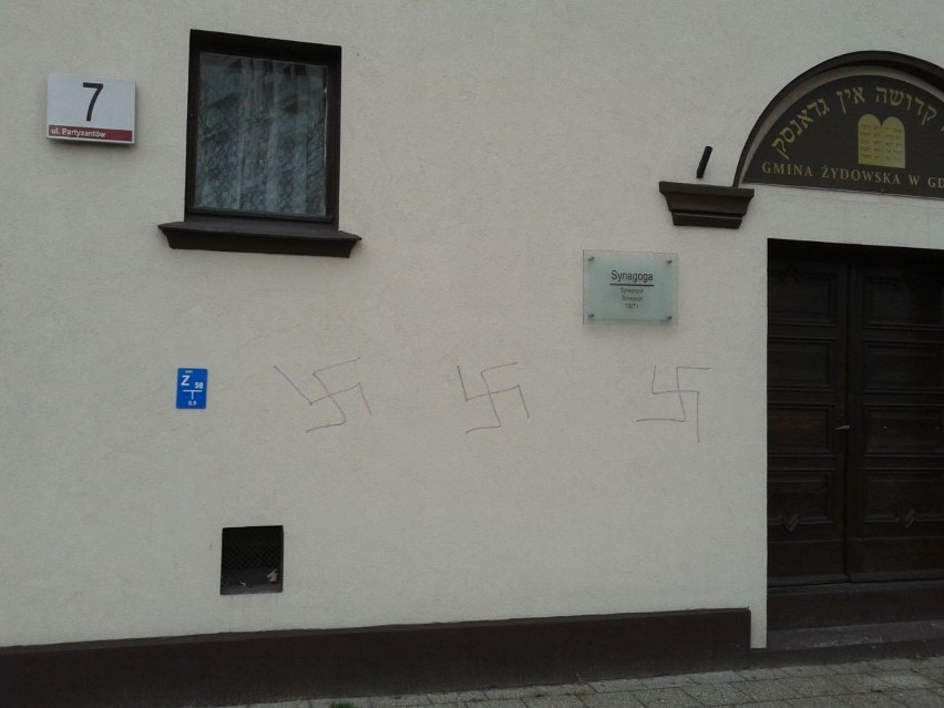 Ktoś namalował swastyki na elewacji synagogi w Gdańsku