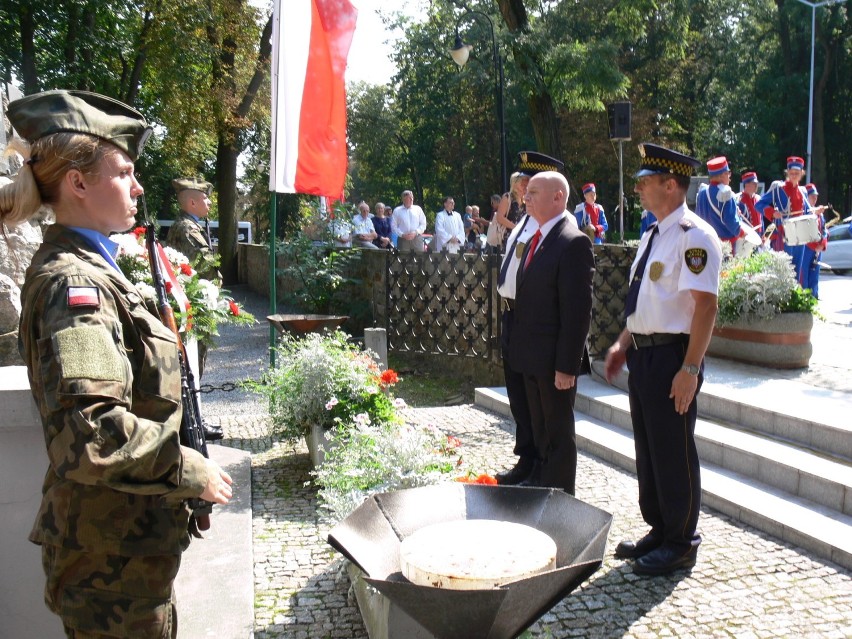 Delegacje złożyły kwiaty przed pomnikiem. Składa burmistrz...