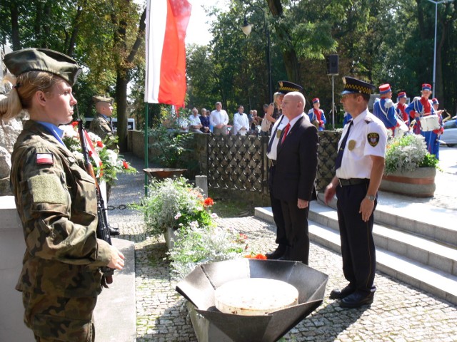 Delegacje złożyły kwiaty przed pomnikiem. Składa burmistrz Marek Bronkowski.