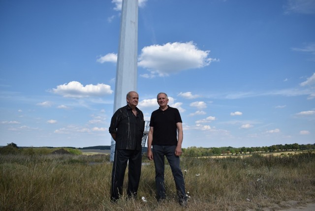 Krośnieński radny Leszek Fijałkowski (z lewej) oraz mieszkaniec Zbigniew Późniak opowiadają o problemie, który sprawia w Osiecznicy niedziałający wiatrak.