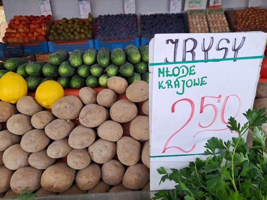 Ceny warzyw i owoców na bazarach w Kielcach we wtorek 17 października. Ile kosztowały śliwki  i gruszki? Zobacz zdjęcia