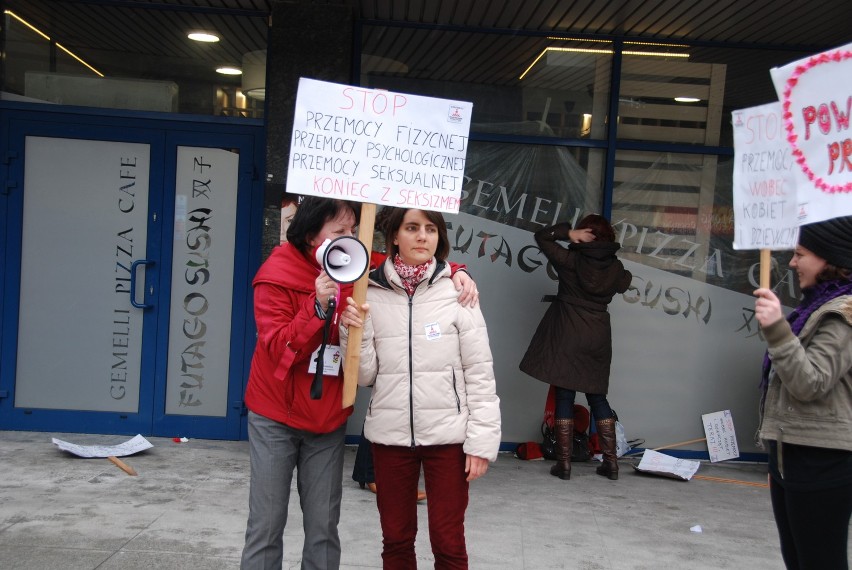 W Sosnowcu kobiety tańcząc protestowały w Walentynki przeciw przemocy [ZDJĘCIA]