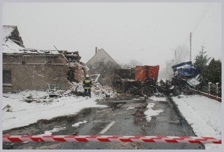 Ciężarówka uderzyła w dom mieszkalny. Droga jest...