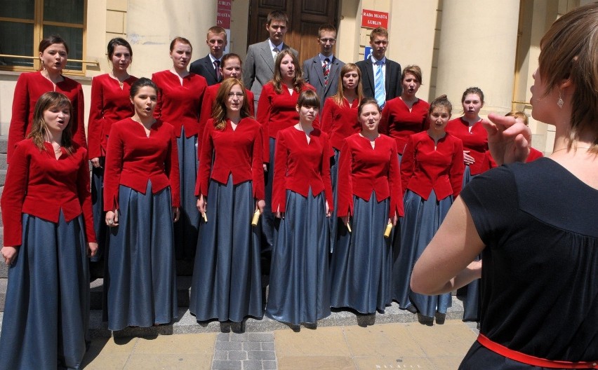Lublin: Chóry szkolne śpiewały na schodach ratusza (WIDEO, FOTO)