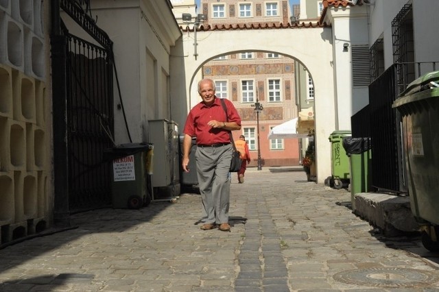 Jacek Kordeczka nie prowadzi turystów przez sam środek Starego Rynku, bo tam śmierdzi.