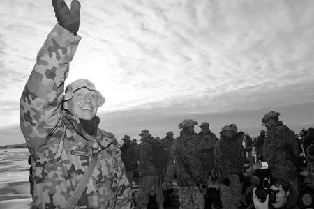 Mimo mrozu i wiatru na płycie lotniska w Rębiechowie uśmiechy nie znikały z twarzy żołnierzy, którzy wrócili wczoraj w Iraku.fot. Adam Warżawa