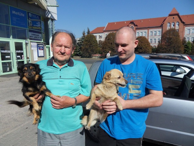-&nbsp;Musimy oddać te zwierzaki z powodu wyjazdu za granicę - mówią Ryszard Wilczewski (z lewej) i jego wnuk Artur Kucal