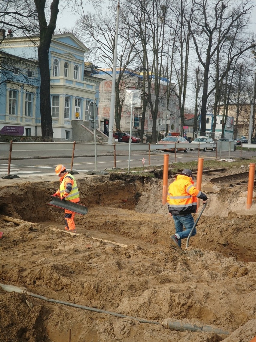 Prace rozbiórkowe na placu Szarych Szeregów. Zobaczcie, jak idą roboty [ZDJĘCIA] 