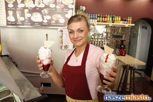 Pani Brygida prezentuje kultowy deser podawany od lat w lokalach Bartłomiej i Iwony Siweckich. To gorące maliny, które oleśniczanie tak lubią. Ale nie tylko one przyciągają klientów. W Ambrozji jest także wiele innych smakołyków i wciąż pojawiają się nowości