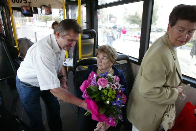 Pan Kazimierz wręczył kwiaty przypadkowej pasażerce autobusu
