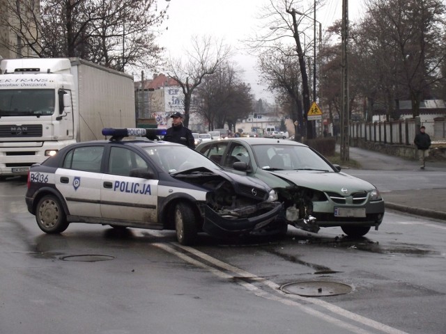 W styczniu w Strzegomiu policjant spowodował kolizję i został ukarany mandatem.