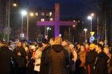 Droga krzyżowa ulicami Leszna. Wierni przeszli pod pomnik św. Jana Pawła II ZDJĘCIA