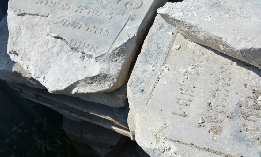 Macewy wydobyte podczas remontu mostu na ulicy Cegielnianej wrócą na cmentarz żydowski [ZDJĘCIA]