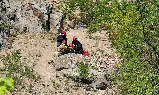 Nastolatek zsunął się na półkę skalną na Kadzielni, był 10 metrów nad ziemią. Z pomocą ruszyli strażacy. Zobaczcie zdjęcia z akcji >>>