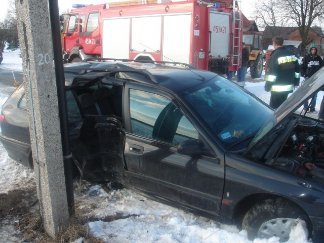Wypadek w Skrobowie: Peugeot uderzył w słup. Dzieci zostały ranne