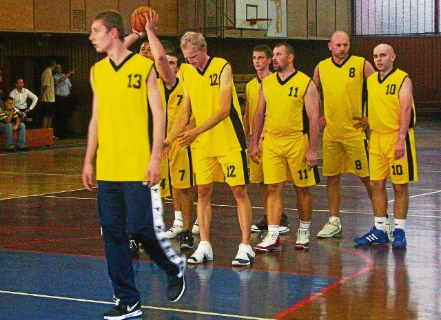 Koszykarze MKS Glimar Gorlice wygrali wysko z Basketem Kraków