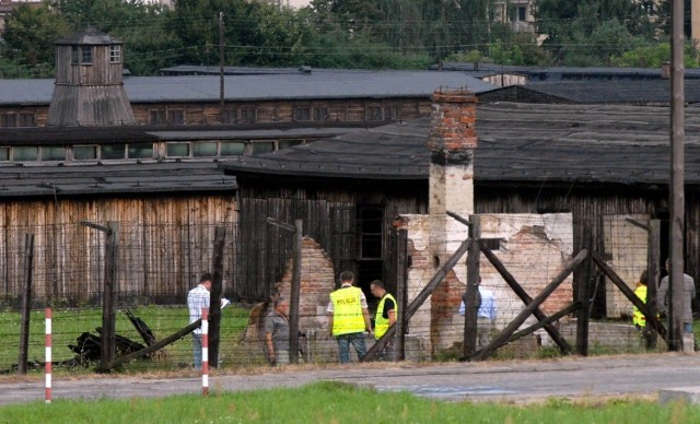 Policjanci przeprowadzają oględziny miejsca pożaru w kilka godzin po zdarzeniu