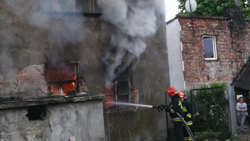 Pożar w budynku na ul. Ciasnej we Włocławku [zdjęcia, wideo]
