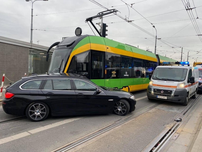 - Jedna osoba w samochodzie i cztery osoby w tramwaju są...