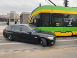 Wypadek na Kaponierze w Poznaniu. Zderzenie samochodu z tramwajem. Są poszkodowani