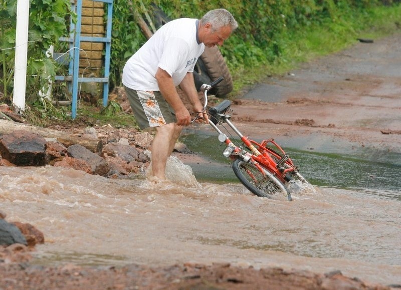 Głuszyca, Łomnica: Trwa wielkie sprzątanie po powodzi. ZDJĘCIA I FILMY