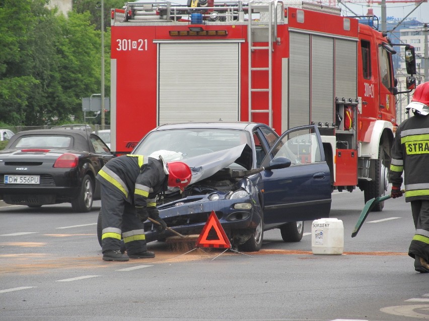 Wrocław: Wypadek na skrzyżowaniu Legnickiej i Nabycińskiej (ZDJĘCIA)