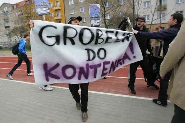 O rezygnację z eksmisji do kontenerów walczą poznańscy anarchiści. Teraz przeciw polityce miasta wystąpili także artyści i naukowcy